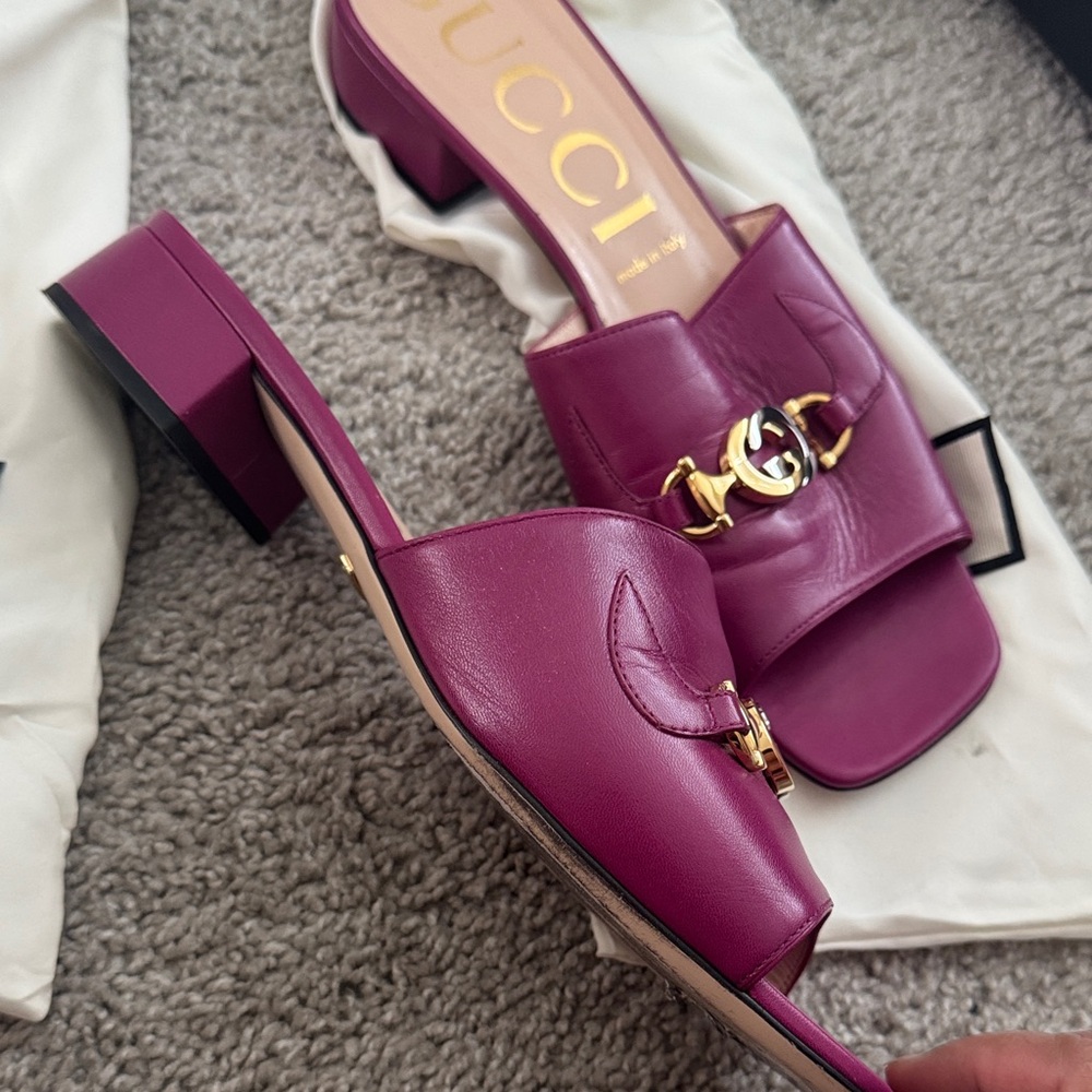 Gucci Women's Magenta Mules with Gold Detail - Picture 3 of 14